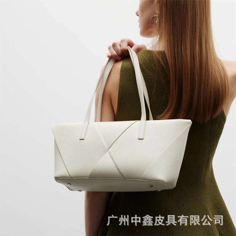

Spanish Women s Bag New Fashionable All-matching Interwoven Details Decoration Large Capacity Portable Crossbody Single Shoulder білий