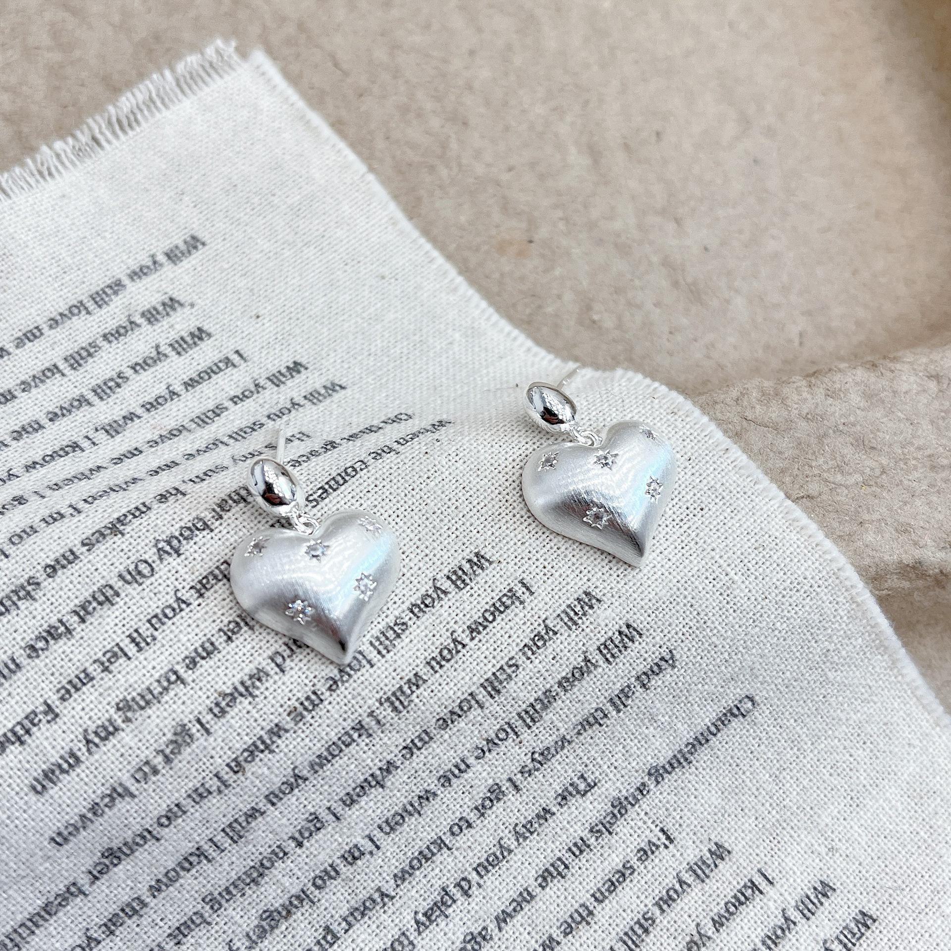 

Элегантные золотые серьги-сердечки: Уникальный, изысканный дизайн для женщин AE077