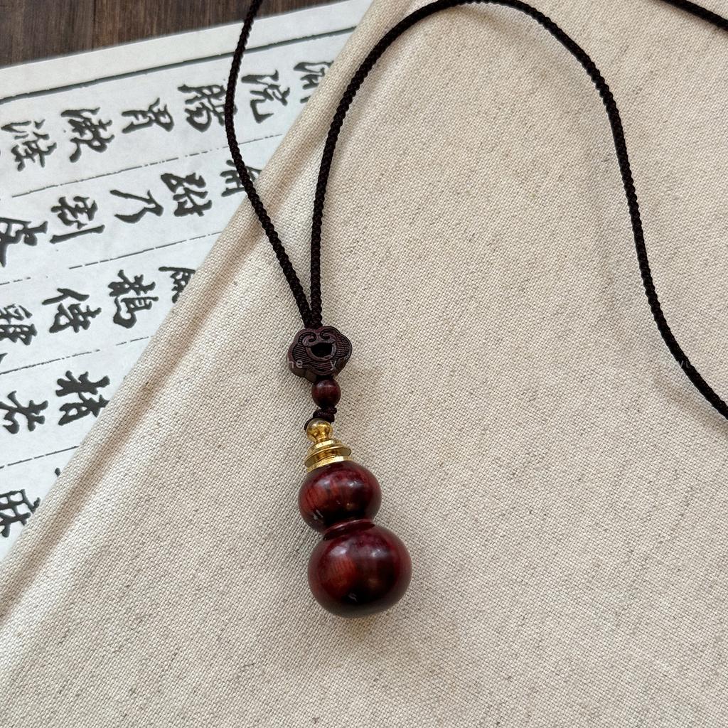 French Elegant Classic Heart-Shaped Wood Sweater Necklace Fashionable Jewelry Accessory for Ladies