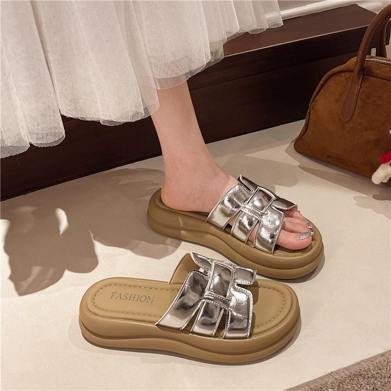 Stepping on shit feeling thick-soled cool slippers women's summer wear 2025 new Internet celebrity casual non-slip beach one-word sandals