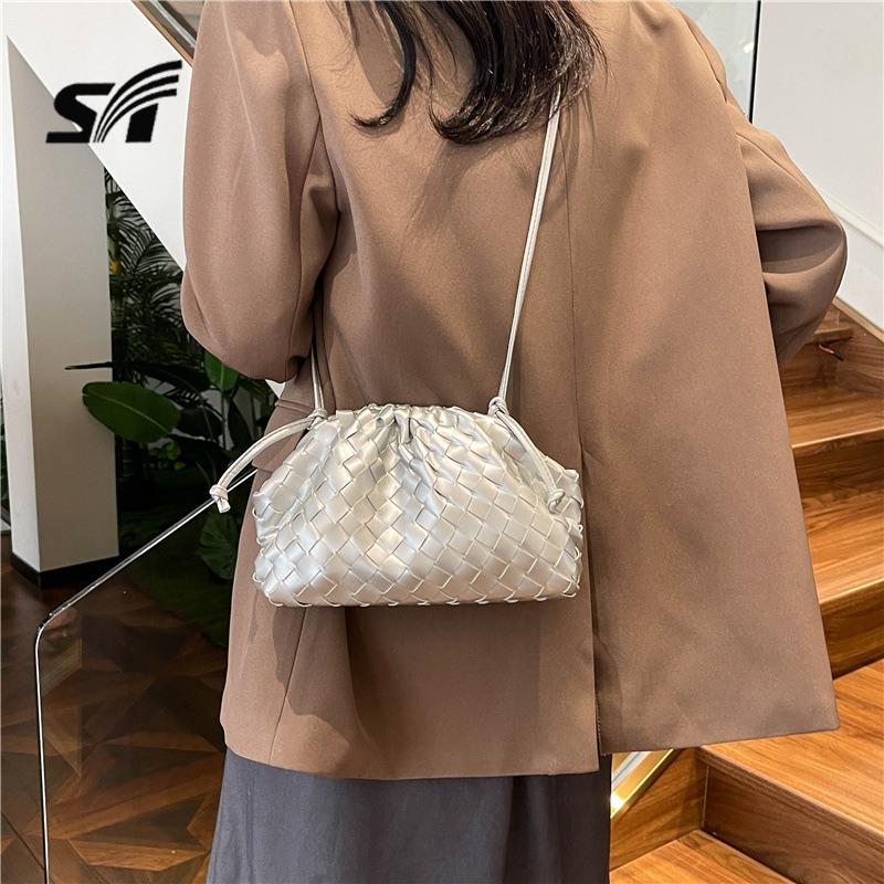 New Temperament Woven Women's Bag Cloud Bag Summer Women's Versatile High-end Bag Niche Shoulder Messenger Bag