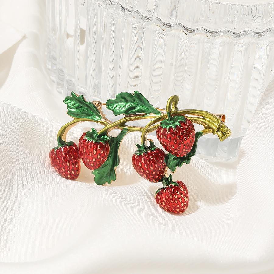 Retro European & American Enamel Strawberry Brooch - Creative Fruit Pin for Fashionable Clothing Decoration