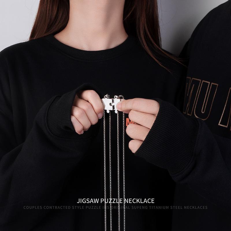 Unisexowy naszyjnik z puzzli: Łańcuszek ze stali tytanowej Hip-Hop - Odporny na blaknięcie wisiorek dla par, letnia biżuteria w chłodnym stylu.
