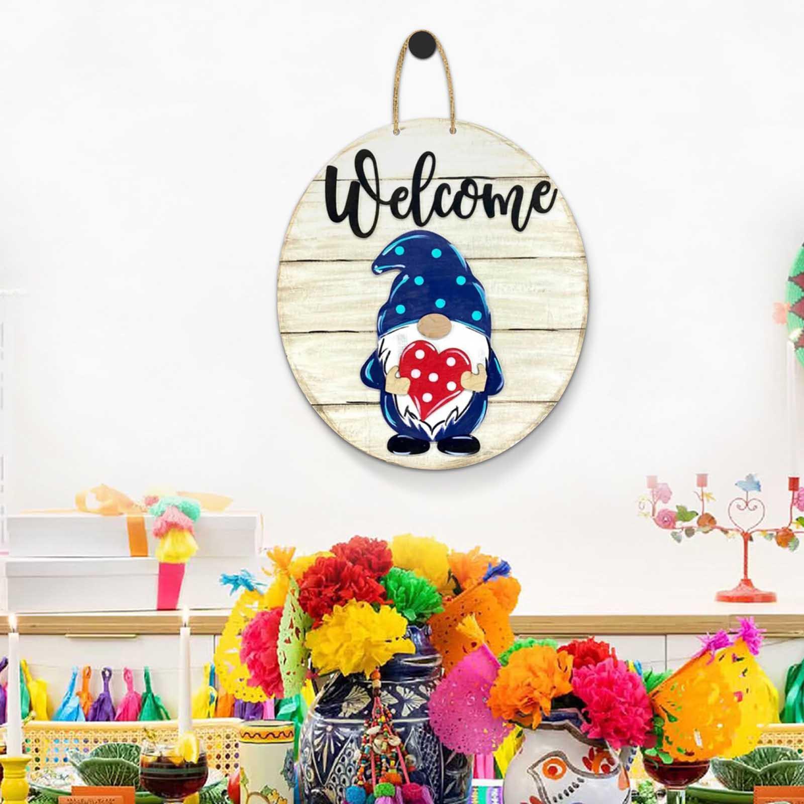 

Входная дверь украшена деревянным венком с надписью «Гном», сменными украшениями и настенным украшением для крыльца в деревенском стиле. One Size