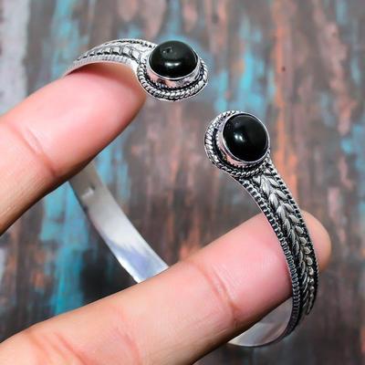 Wunderschöner handgefertigter Schmuckarmreif aus 925er-Sterlingsilber mit schwarzem Onyx-Edelstein, verstellbar