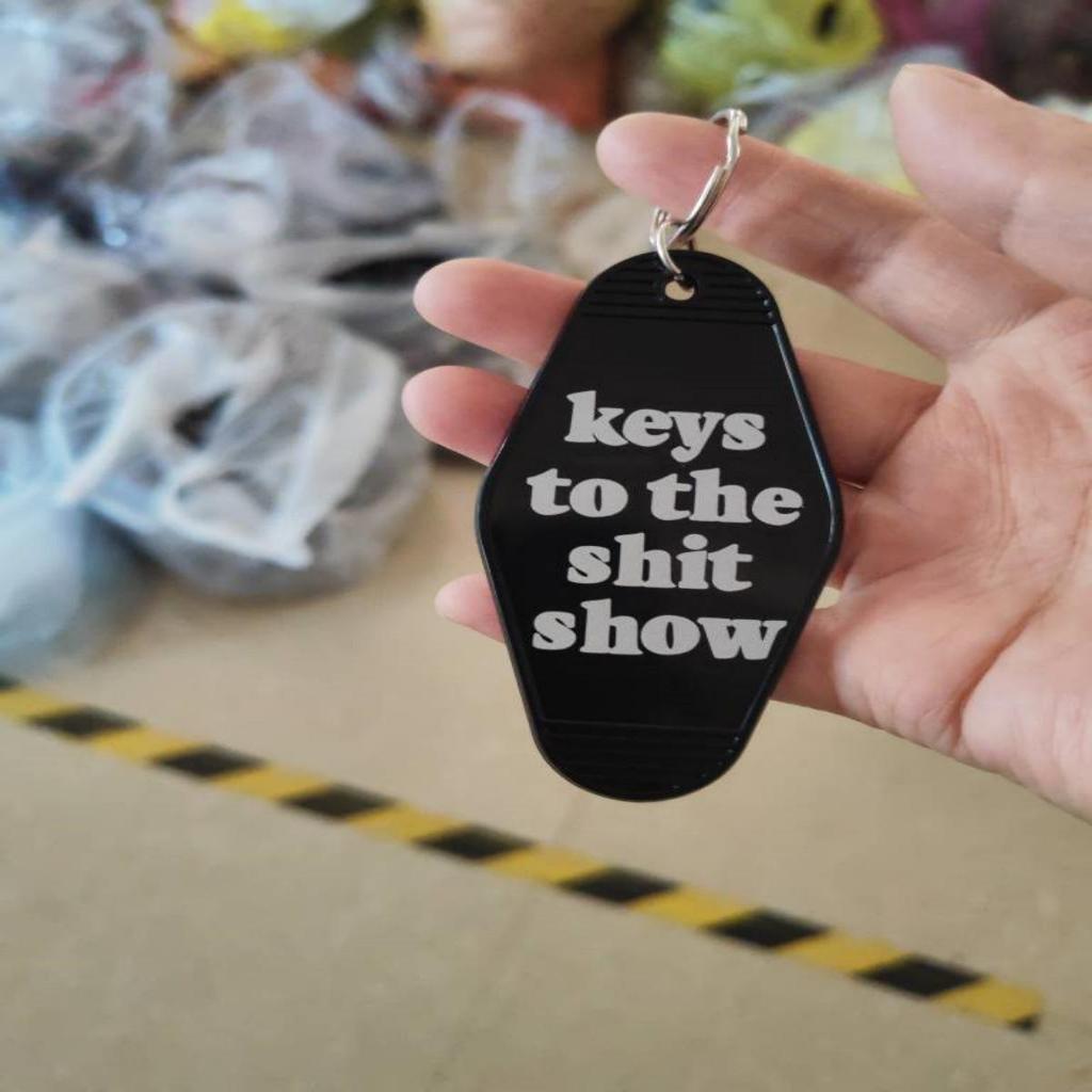 Vintage Acrylic Motel Room Keychain: Retro & Durable Design