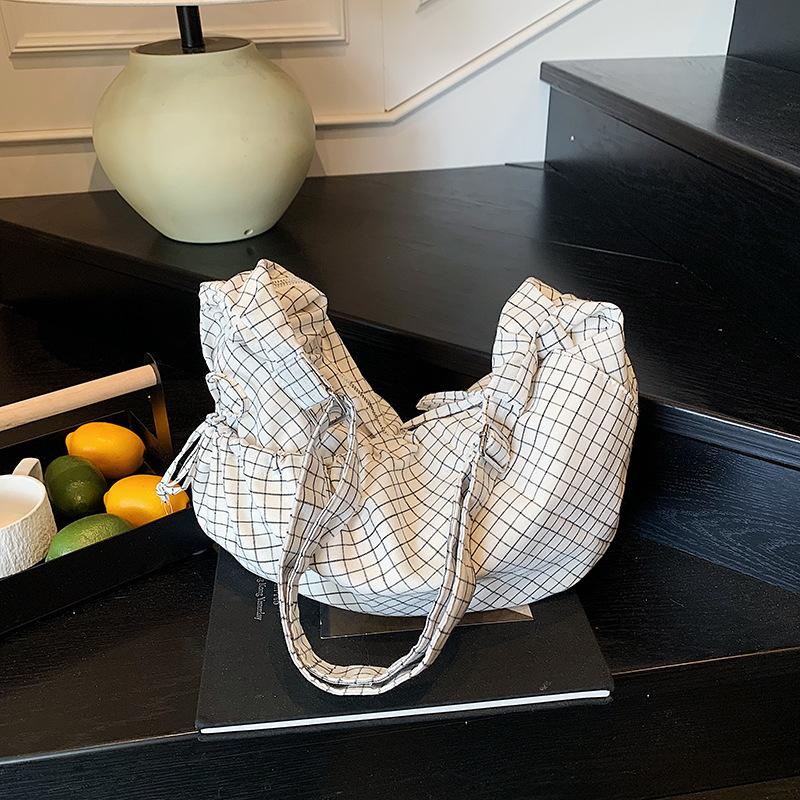 Lazy Wind Large Capacity Lightweight Cloth Bag Women's New Niche Dumpling Bag Single Shoulder Messenger Commuter Bag