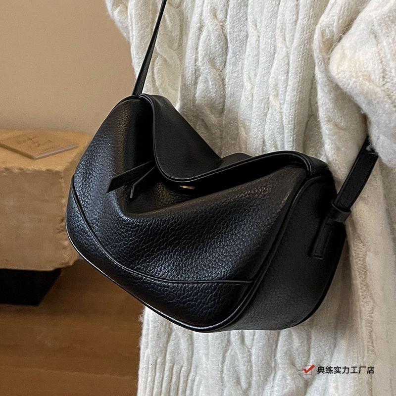 This Year's Popular Casual Fashion Dumpling Bag Women's Bag New Niche Versatile Retro Texture Shoulder Messenger Bag