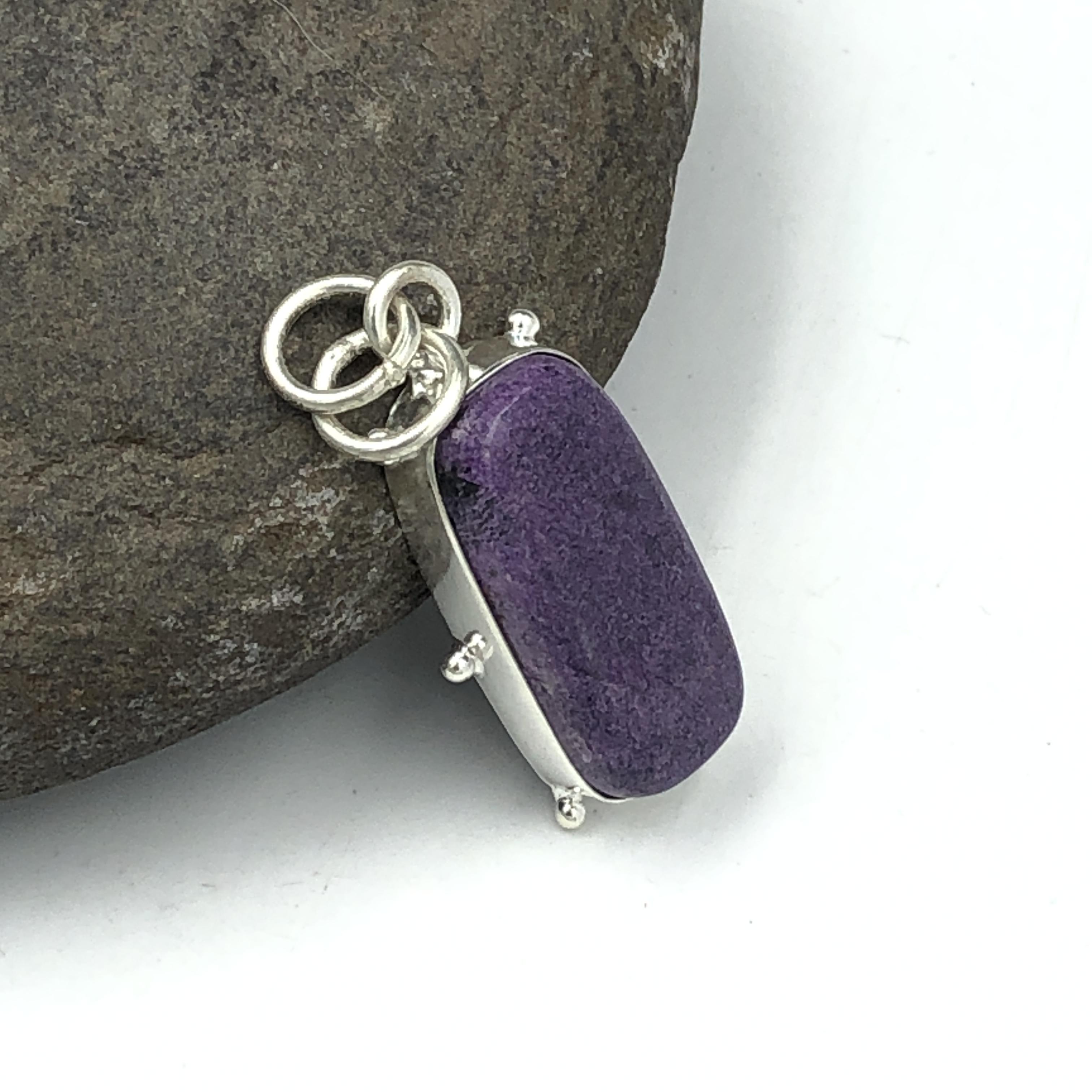 

Натуральный камень Пурпурит Ювелирное изделие из стерлингового серебра 925 пробы Дизайнерский кулон 1,42 AJP-222