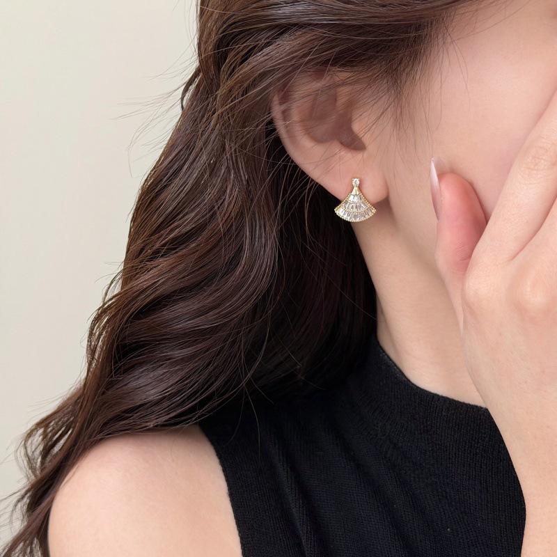 Chic Luxury Zirconia Fan-Shaped Stud Earrings – Versatile, High-End Commuting Ear Jewelry