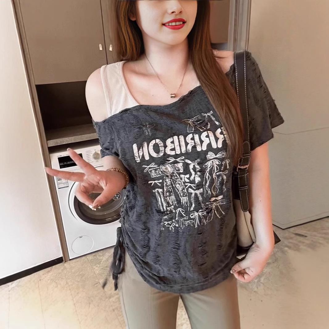 

Chic Off-Shoulder Plus Size American Letter Drawstring T-Shirt for Women - Slimming & Stylish Summer Top L сірий колір