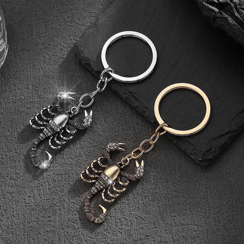 1 Stück Zinklegierung Street Style Modeaccessoire Vintage-inspiriert Strass Skorpion Anhänger Schlüsselanhänger Für Männer & Paare