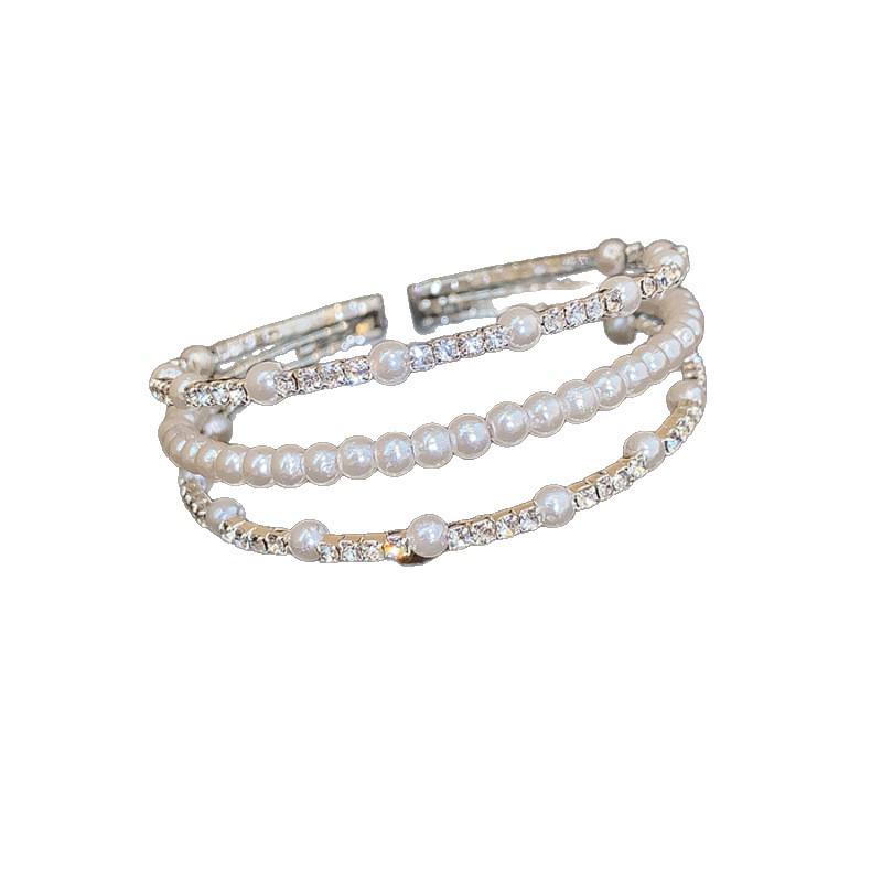 Dopamine Zirconia Heart Open Bangle: Luxurious Sweet Commuting Jewelry