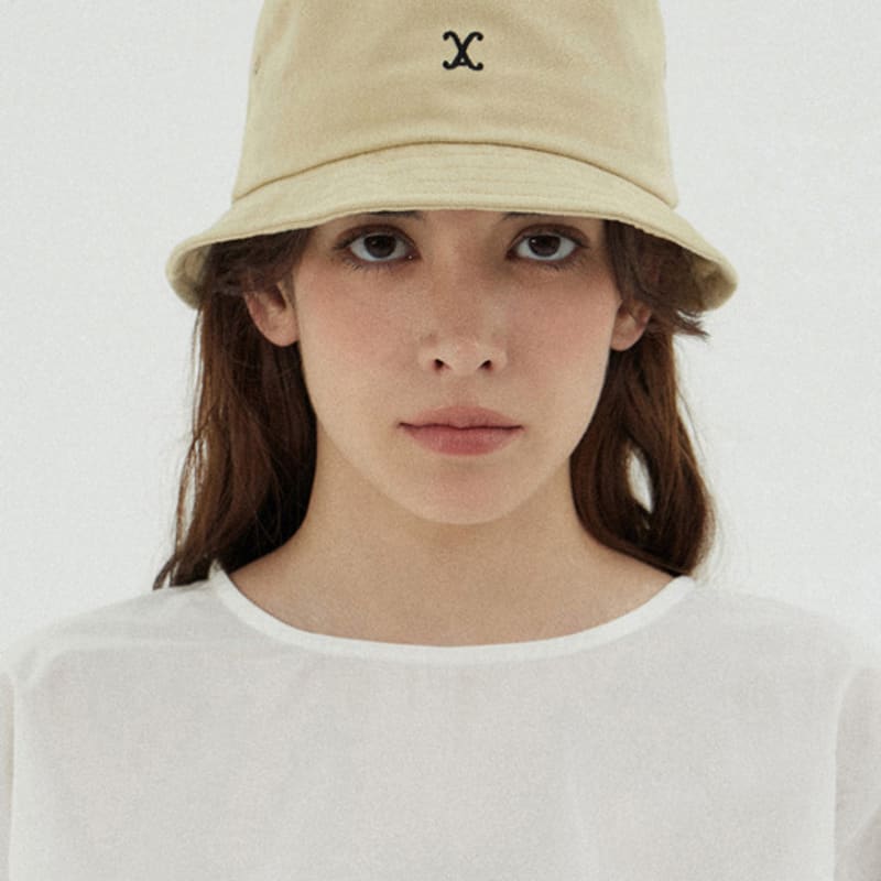 

VARZAR VA Изогнутый Логотип Ведро Шляпа с Коротким Козырьком Бежевая FREE