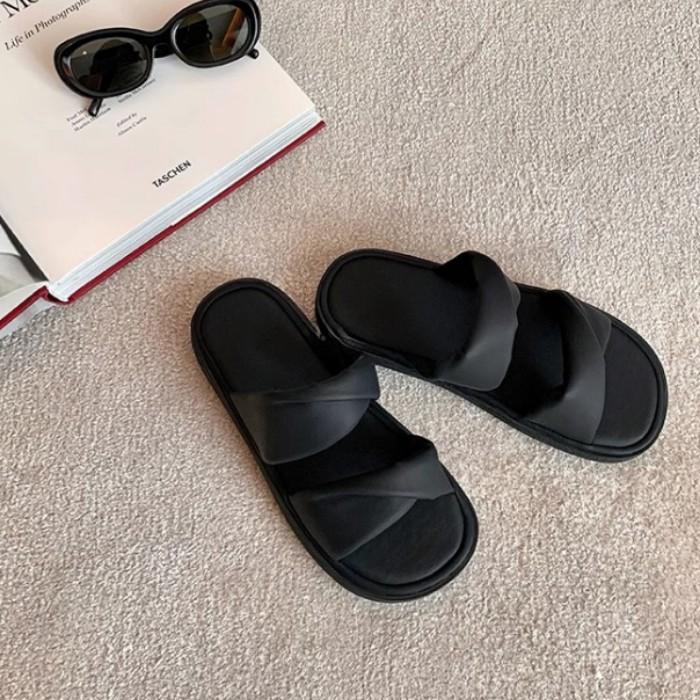 Yuanlitong summer new thick-soled cool slippers women wear high sense 2025 summer versatile sandals women's fashion