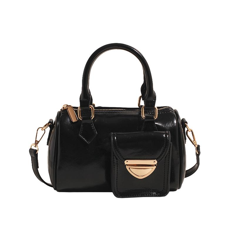 Women French Retro Red Handbag Y2K Style Motorcycle Soft Leather Round Bucket Bag Autumn Winter New Commuter Crossbody Bag