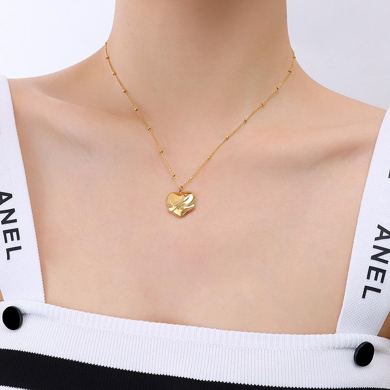 Niche Light Luxury Titanium Steel Three-Dimensional Hand Hug Love Pendant Collarbone Chain Jewelry Plated 18 Real Gold Necklace Jewelry P029