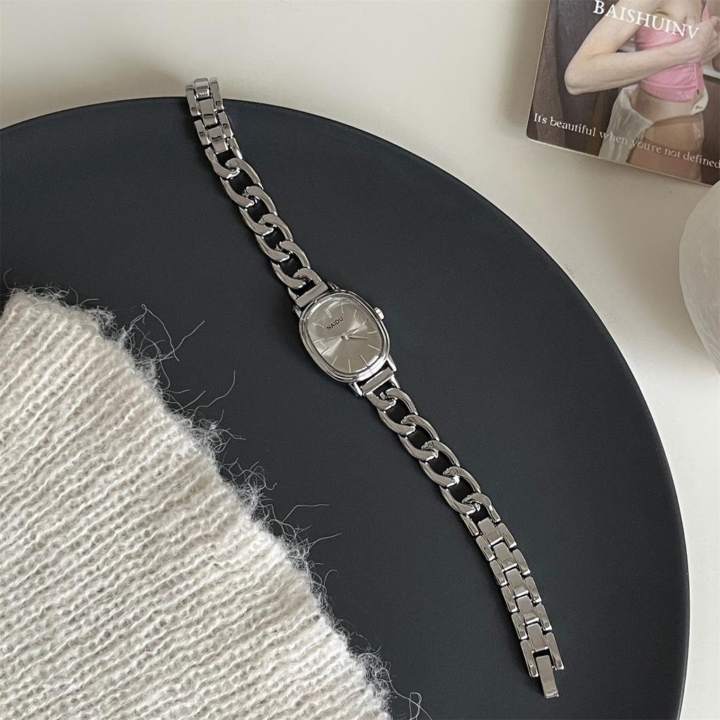 Reloj Pulsera Naidu Estilo Vaquero Retro para Mujer Reloj Ovalado de Nicho de Gama Alta Exquisito y Compacto Reloj de Cuarzo