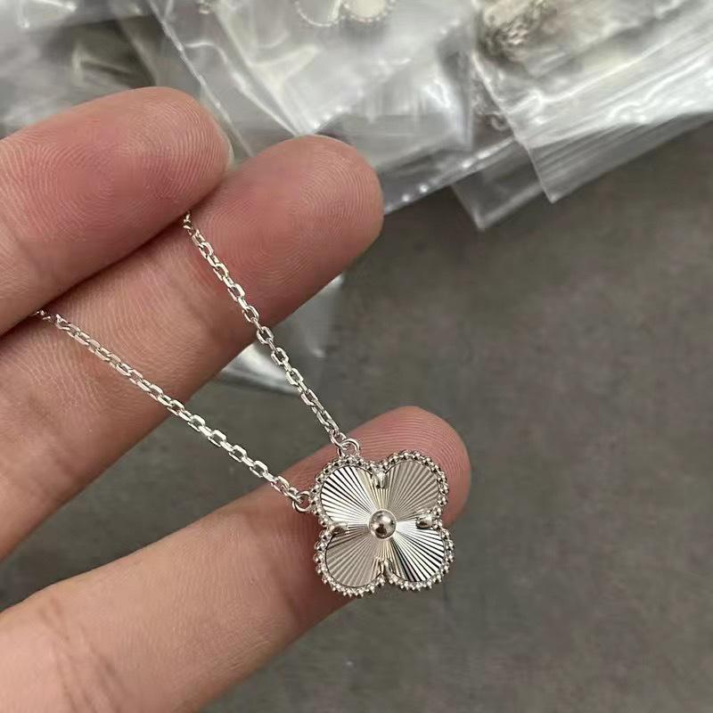 18K Goldplattiertes V-Design Kleeblatt-Halskette mit Rosenrotem Chalcedon, Achat und weißem Muschel-Anhänger High Version