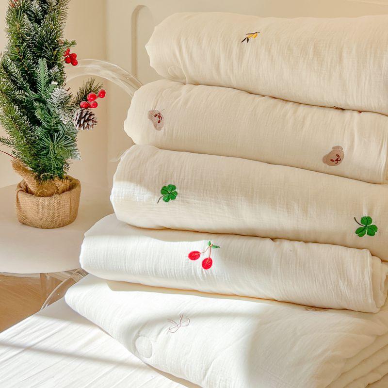 Pure Cotton Wrinkle Gauze Quilts Summer Plain Embroidered Bear Comforter Double Couple Bed Quilts Air Conditioning Cool Quilt