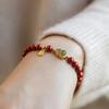Glückliche Imitation von Hotan-Jade Zinnoberrot Goldfarbe Perle Naturstein Perlenarmband für Damen Armband Party Glücksbringer Geschenk