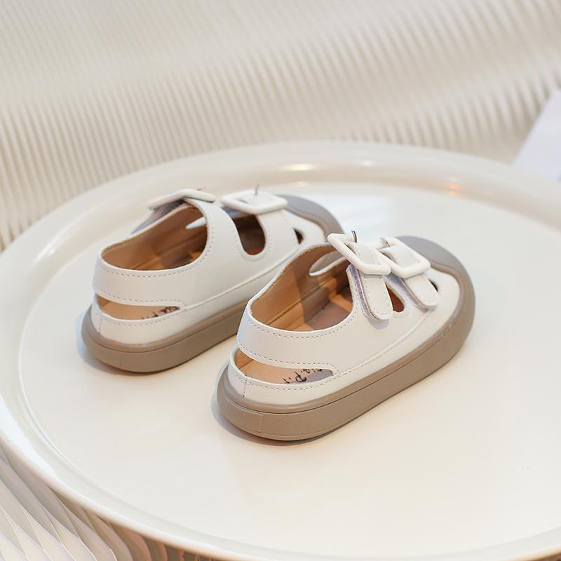 Children's Toes Capped Sandals Anti-kicked Boys Girls Hollow Sandals with Buckle Solid Color Kids Summer Beach Shoes 2024 New