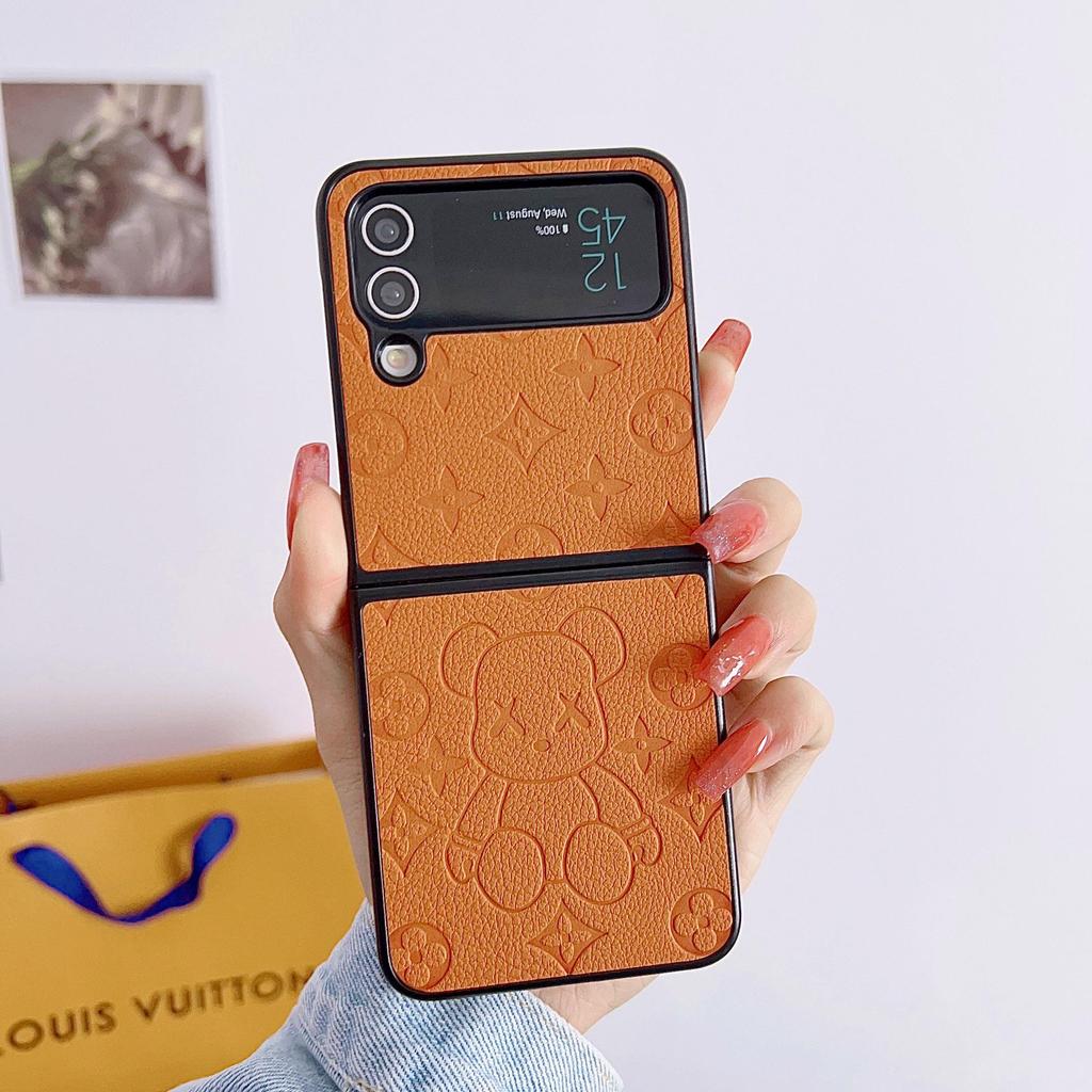 ZFlip4 Custodia rigida per PC con motivo in rilievo a forma di orso carino per Samsung Z Flip 3 Z Flip 4 Funda PU Pelle Learther Cover per telefono Z Flip4 Z Flip3 ZFlip3 Protezione completa