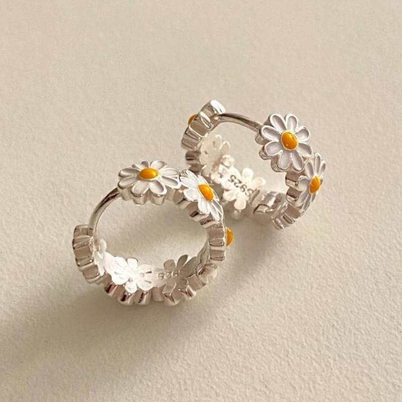 Silberne winzige Gänseblümchen-Creolen für Damen, florale Form, Huggie-Ohrringe, Schmuck für Hochzeitsfeiern, Geschenk für Mädchen