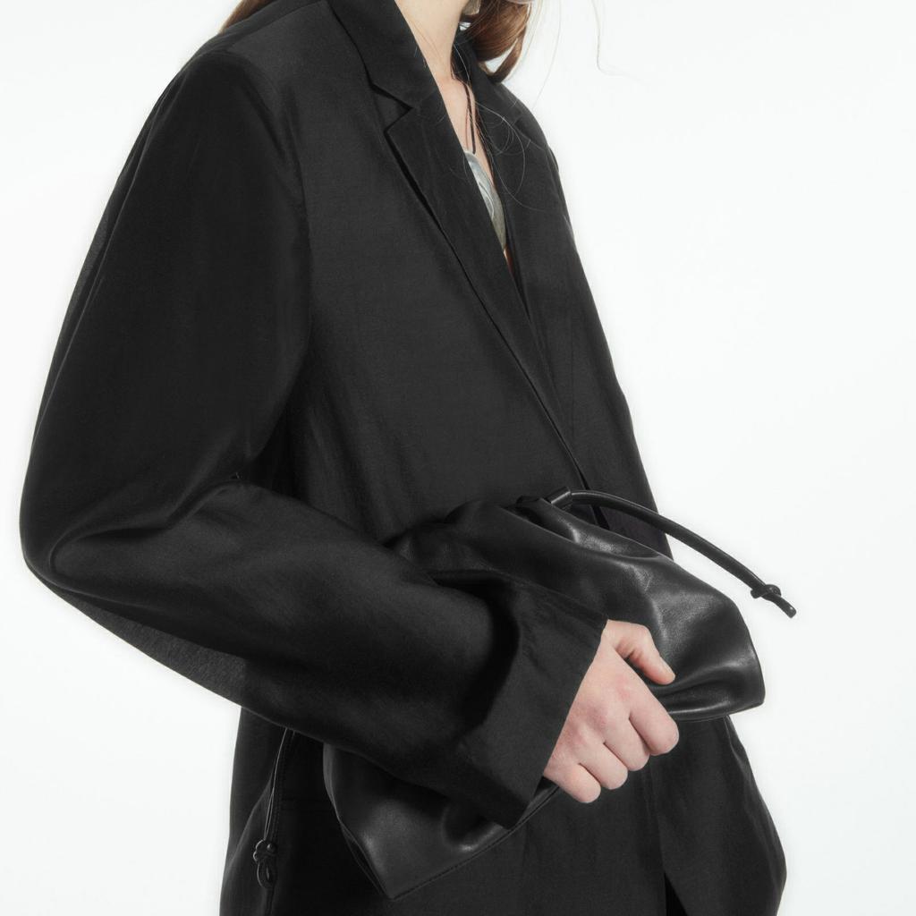 COS Borsa a tracolla in pelle casual versatile con coulisse da donna Borsa nera 1214224001