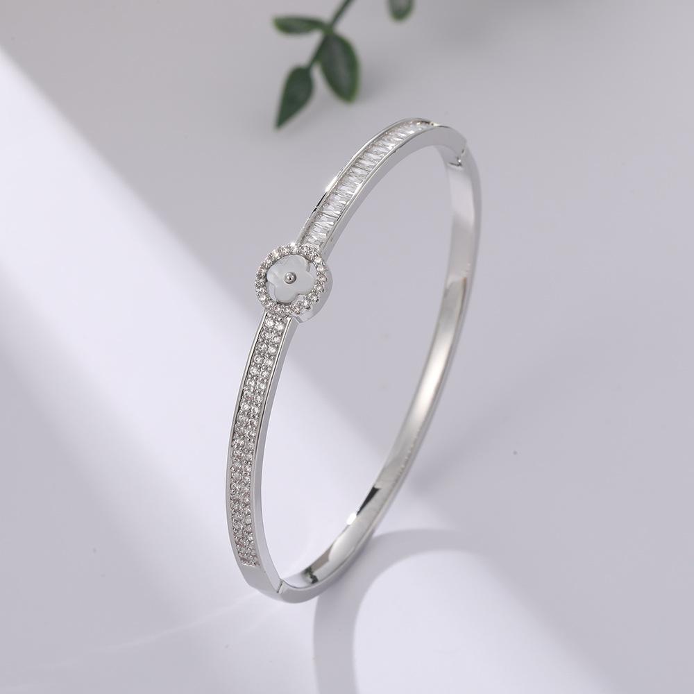 Four-leaf Clover Light Luxury Luxury Fashion Exquisite Hand-decorated Shell Bracelet One Size(16-22CM)