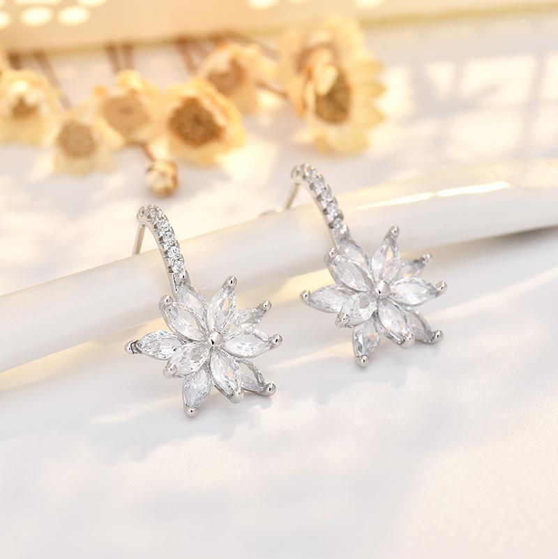 

Серьги-снежинки Серьги-цветы из кристаллов Темперамент Модные простые серьги из циркония