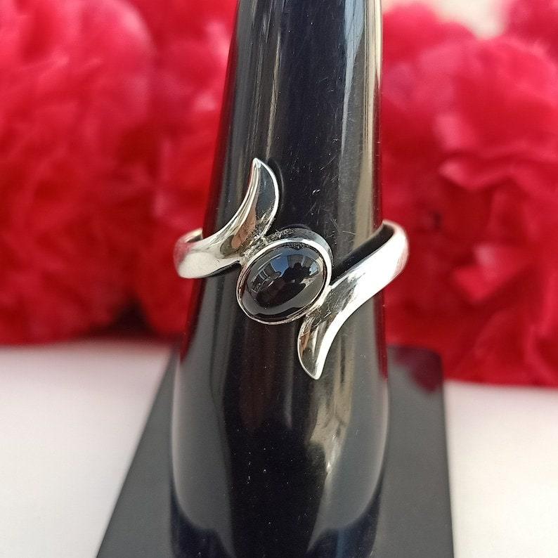 Anillo de ónix negro, anillo hecho a mano, regalo para ella, anillo de diseñador, anillo de piedra de nacimiento, joyería de encanto de plata, joyería de declaración