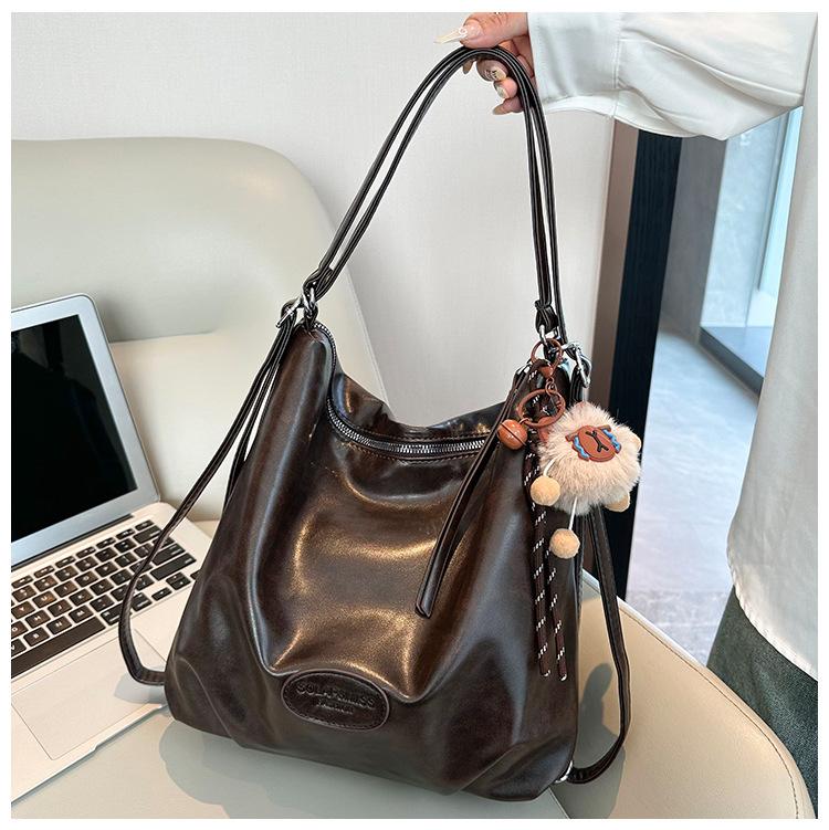 

Женская сумка-тоут 2025 новая большая вместительная сумка-рюкзак для поездок на работу ретро повседневный уличный тренд одноплечевой рюкзак-мессенджер