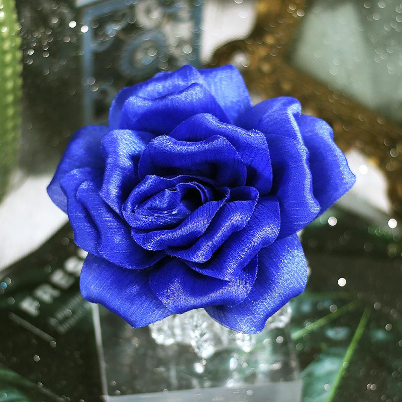 Set červených třpytivých květinových sponek do vlasů a náramku pro dívky na latinskoamerické tance