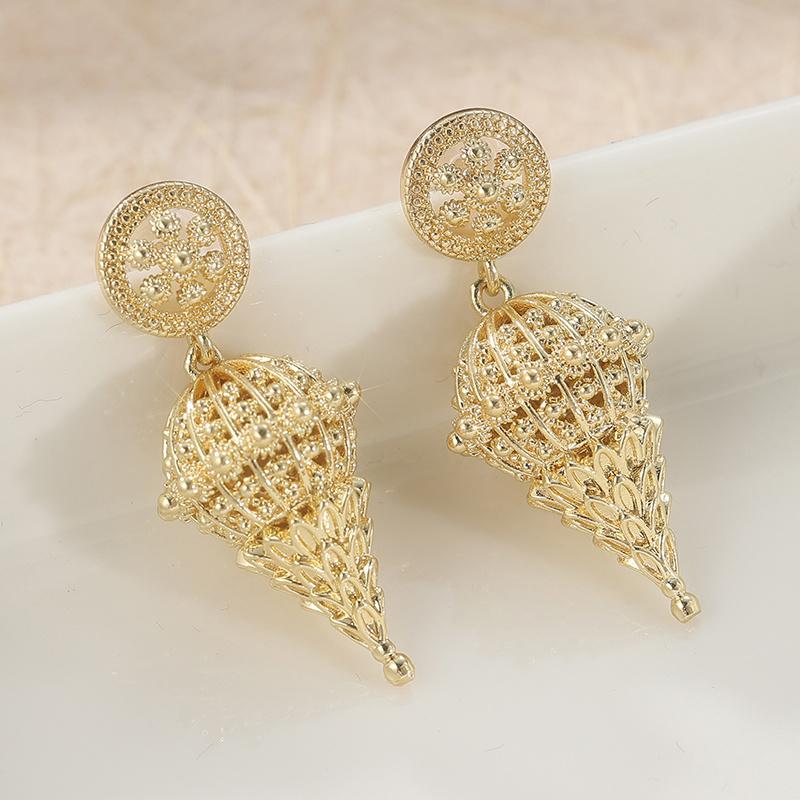

Vintage Gorgeous Hollowed Golden Plated Pendant Stud Earrings for Women s Exquiaite Banquet Wedding Jewelry Accessories
