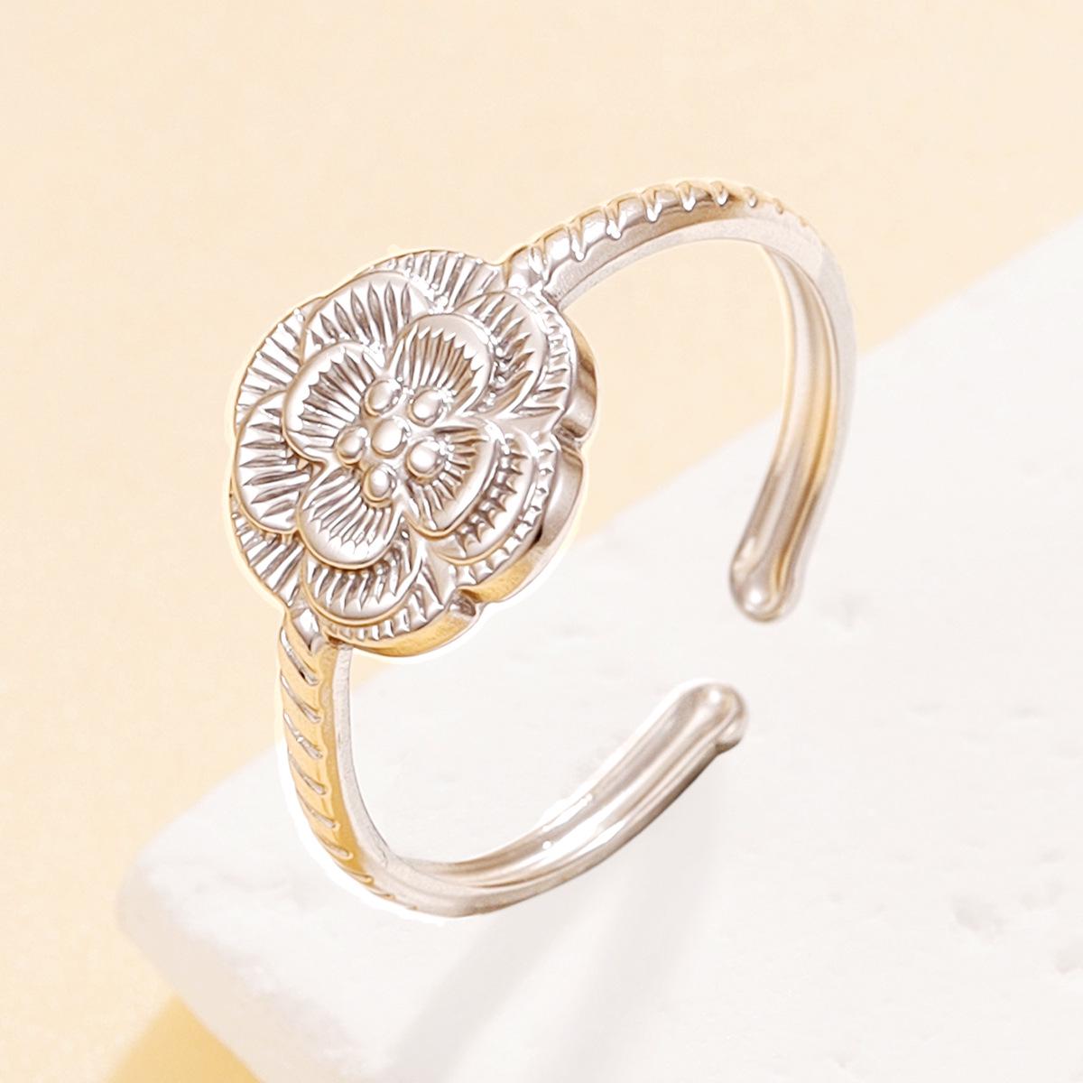Элегантное многослойное кольцо с камелией: 3D цветочный дизайн из нержавеющей стали, вакуумное покрытие 18-каратным золотом