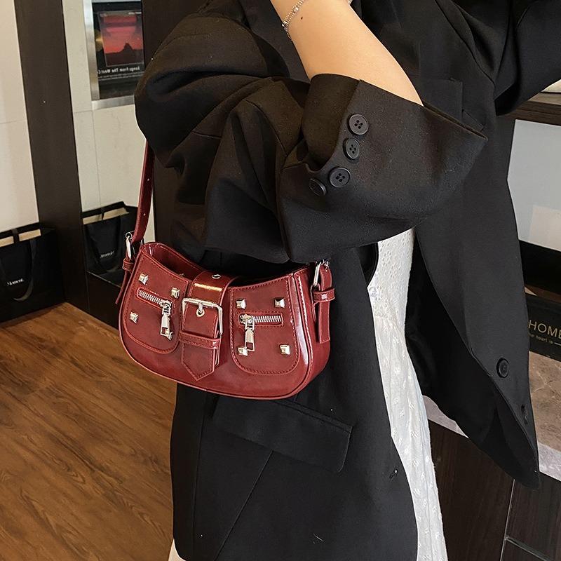 Premium underarm bag, new niche Spice Girl trendy cool shoulder bag, retro rivet locomotive messenger bag