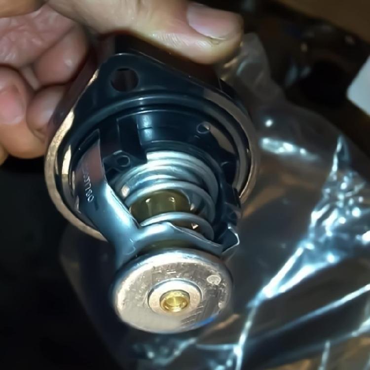 Auto Accessory Engine Coolant Thermostat 1336Z2 9650926280 Thermostat Pipe Joint