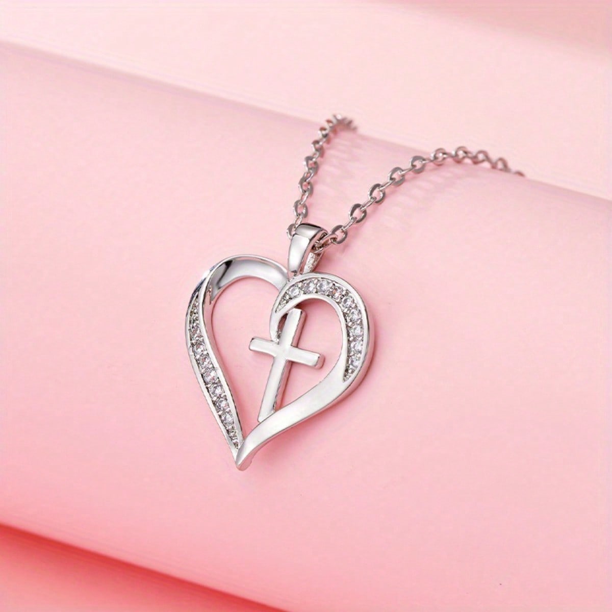 1 Fashionable New Cross Necklace, Inlaid with Synthetic Zircon Heart-shaped Pendant Necklace, Women s Gift серебряный