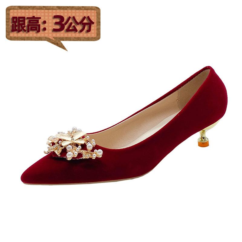 Rosso non è stanco piedi sposa ragazza mostra Lui abito da sposa due indossare tacchi alti scarpe da sposa perla