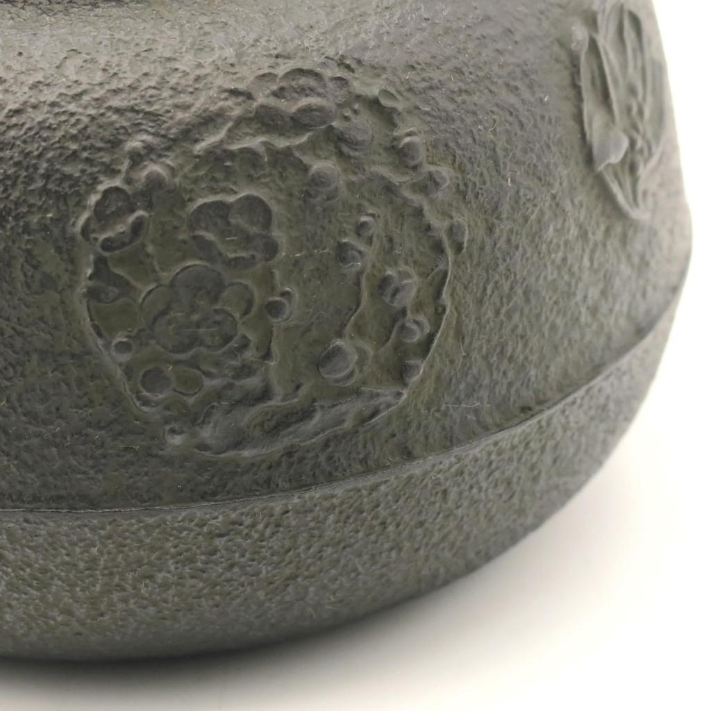 Takaoka Copperware Kita Shobei Iron Flat Round Chrysanthemum Size Takaoka Iron Made in Product Number 25659 Wax-Molded Teapot, Design, 10, Approx.