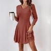 Strickkleid mit V-Ausschnitt und asymmetrischem Saum in mehreren Farben