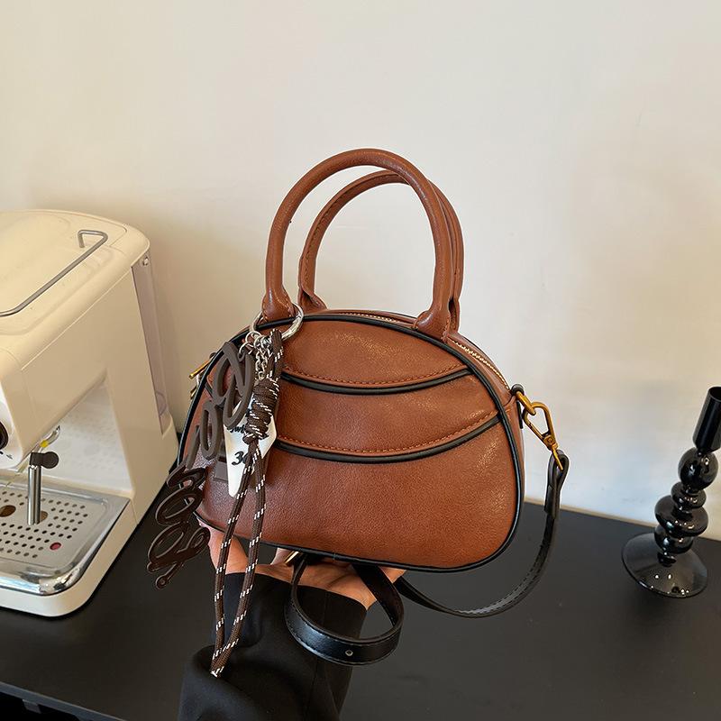 

Niche high-end bag women s 2025 autumn and winter new fashion retro baseball bag trend contrasting color shoulder messenger bag 21*8*14