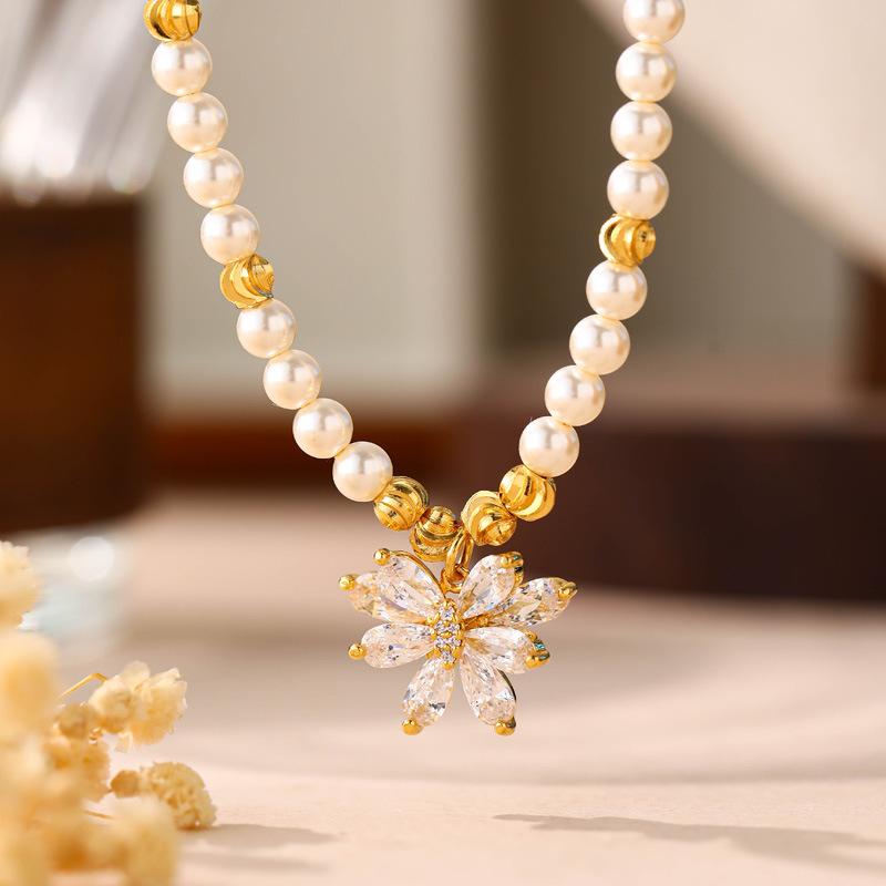 Flower pearl pendant necklace fashionable slightly inlaid with zirconium design exquisite and elegant necklace 18K