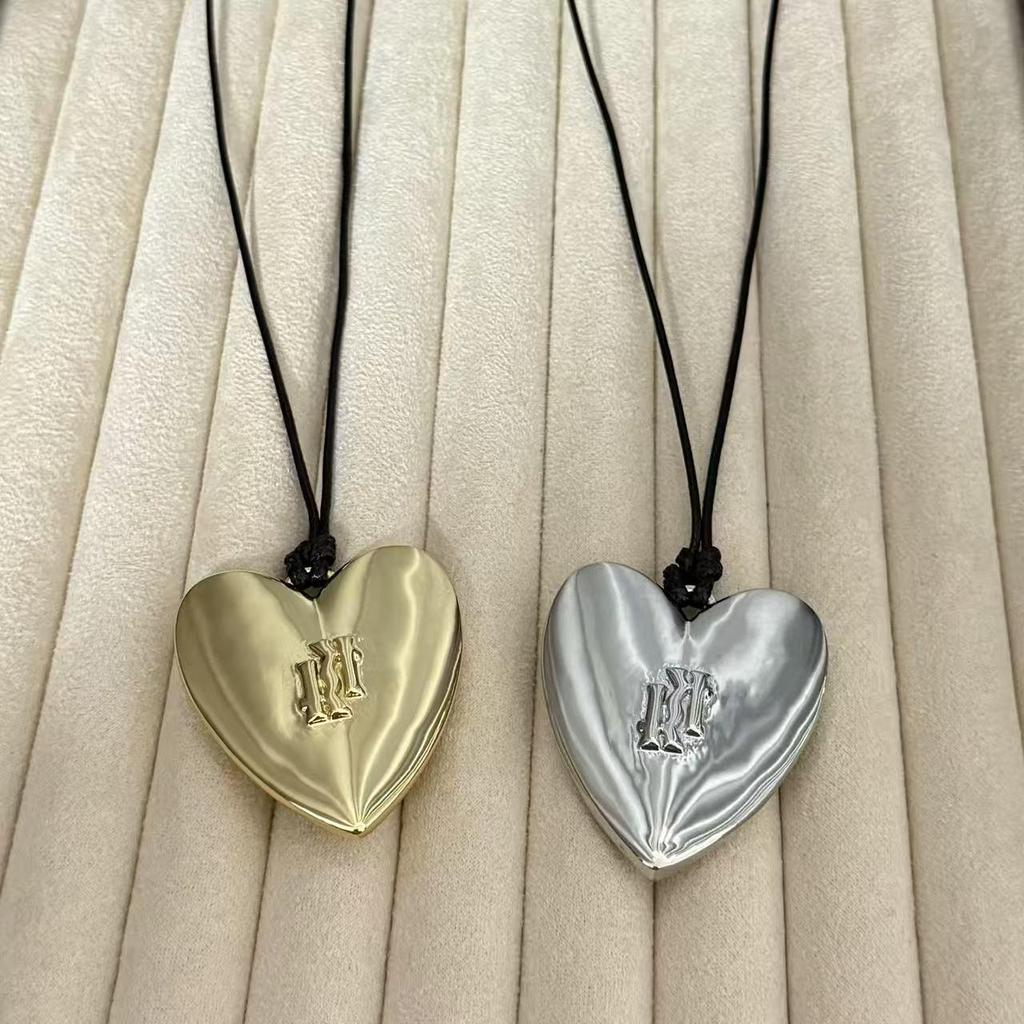 French Elegant Heart Necklace - Chic Pendant with Modern Design, High-End Luxury Sweater Chain