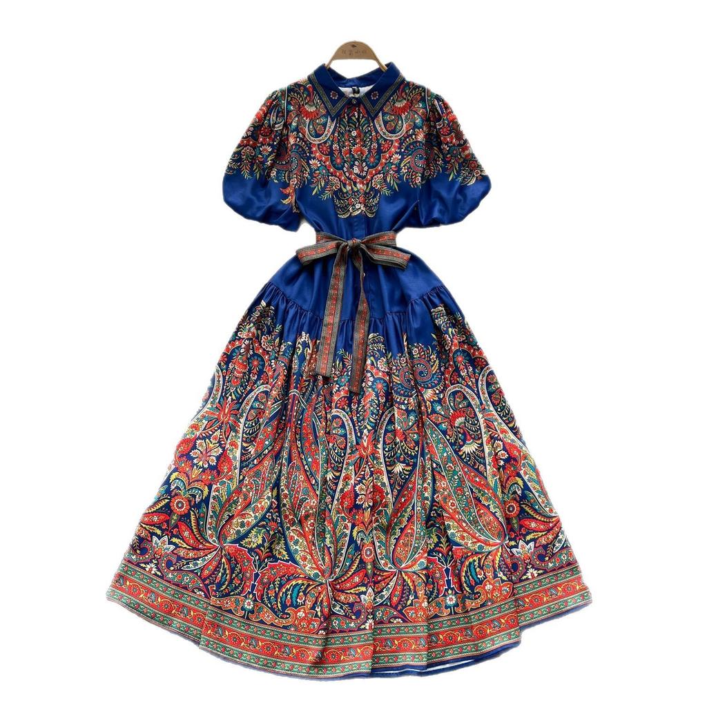 Rochia imprimată la modă din această vară este o rochie retro și elegantă cu talie marcată și mâneci lampion.