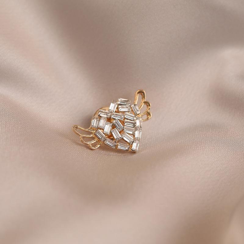 Heart-shaped Wing Brooch Women's Anti-glare Clasp Pin Simple Corsage Large Collar Pin Accessory