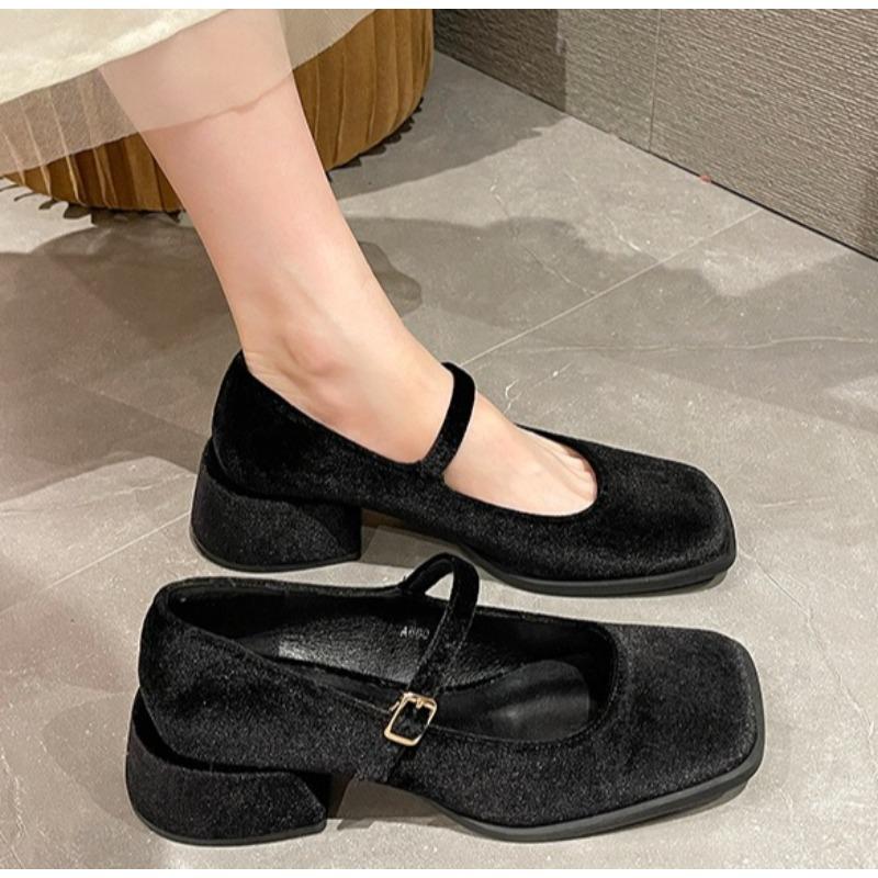 De nya Mary Jane-skorna för våren och hösten 2025 är moderiktiga och eleganta för kvinnor med medelhöga klackar och fyrkantig tå.