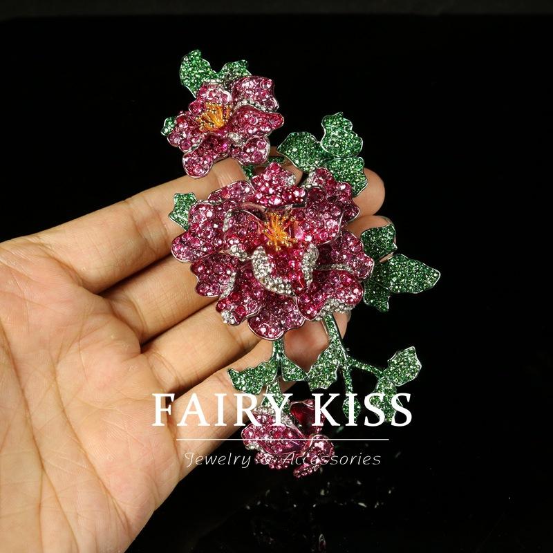 

Классическая тяжелая промышленность Цветок Красный цветок Зеленый Густо инкрустированный бриллиантами Атмосферная симуляция Дрожащая брошь-цветок