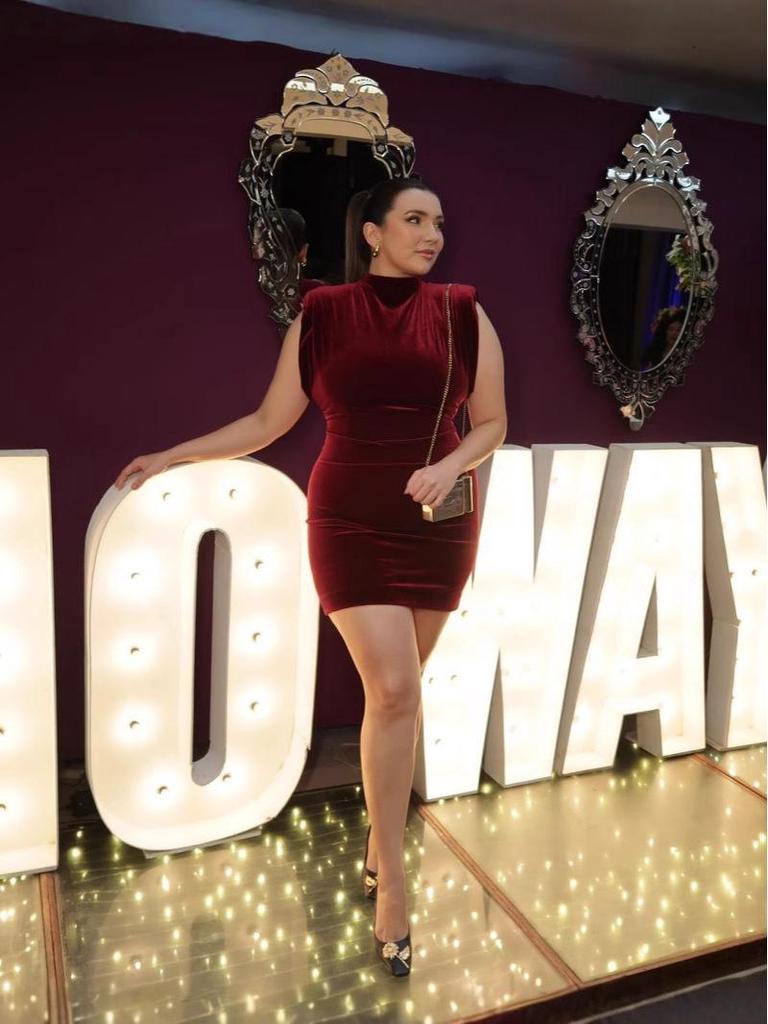 Zlaté sametové minišaty bez rukávů s ramenními vycpávkami, sexy úzký střih, design s vysokým pasem.